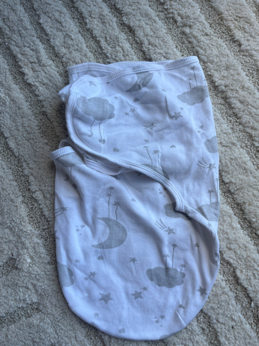 Couverture d’emmaillotage blanc motifs nuage gris