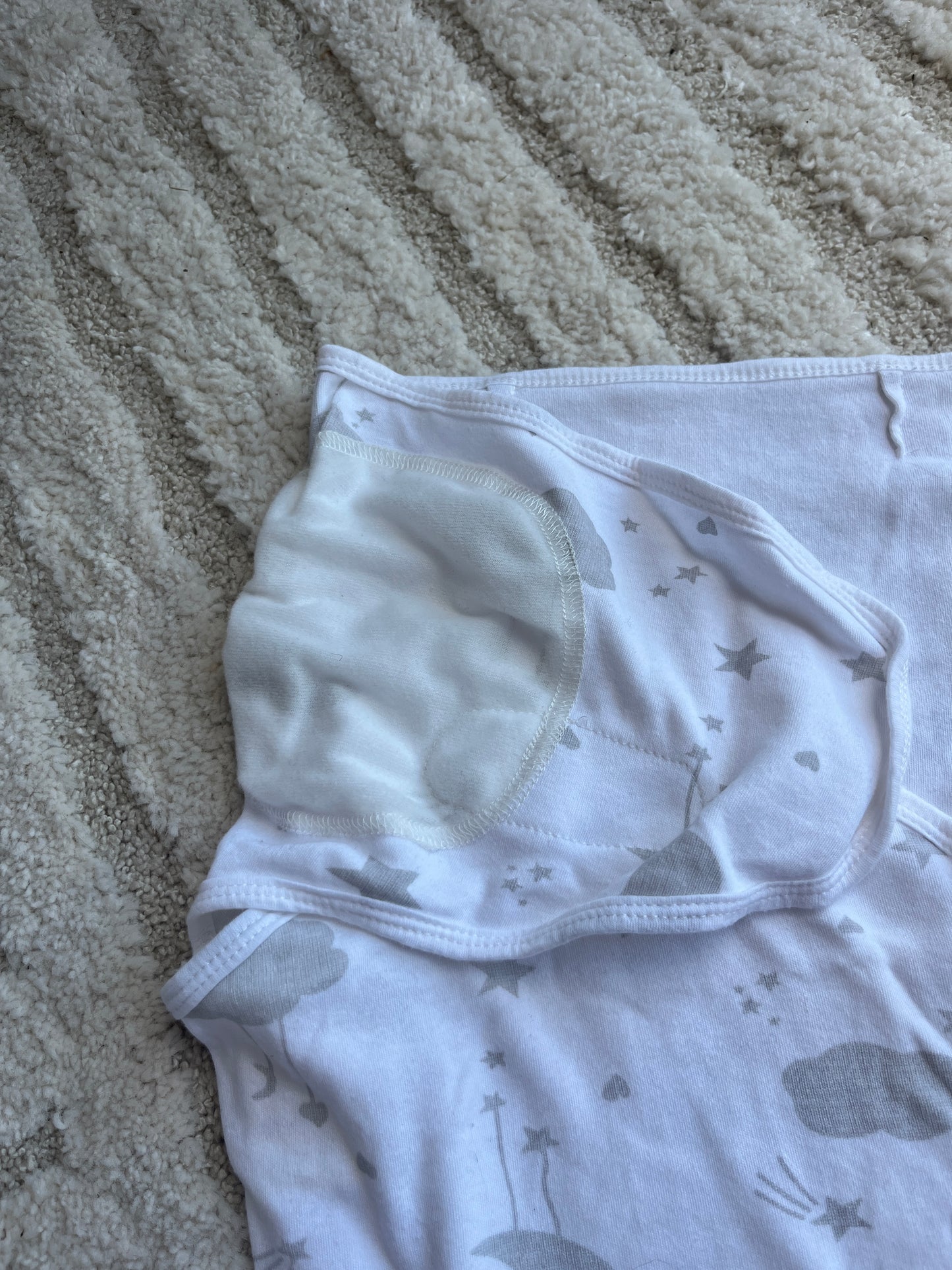 Couverture d’emmaillotage blanc motifs nuage gris