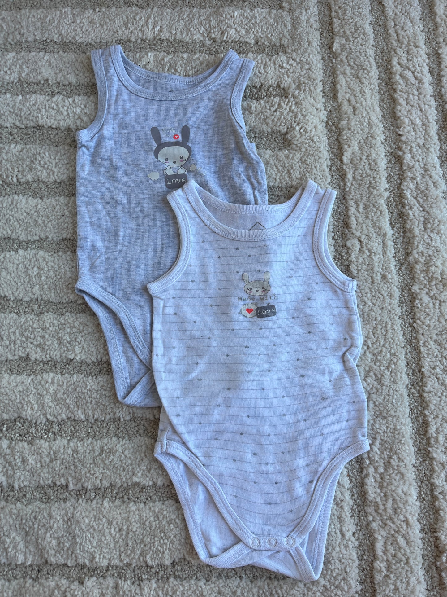 Lot 2 bodies sans manches gris et blanc lapin - 9 mois
