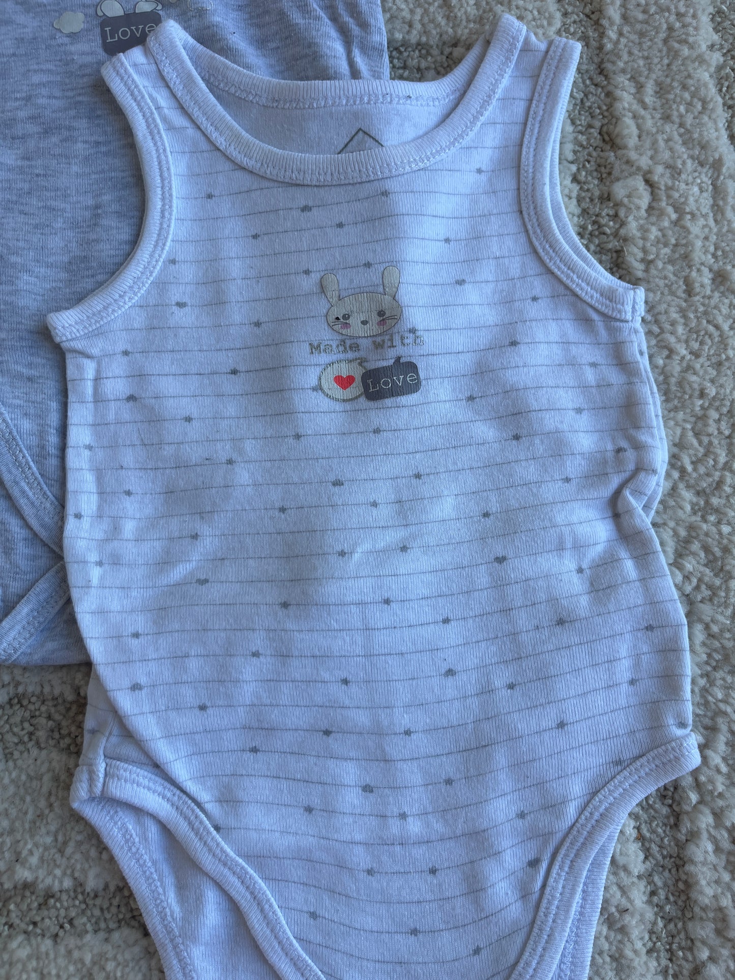 Lot 2 bodies sans manches gris et blanc lapin - 9 mois
