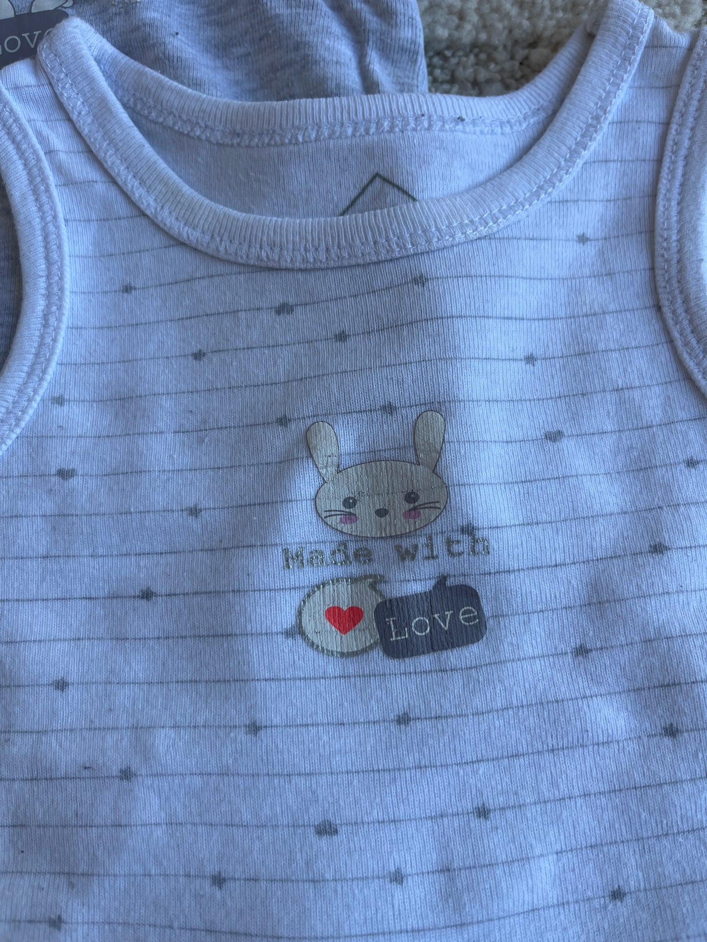 Lot 2 bodies sans manches gris et blanc lapin - 9 mois