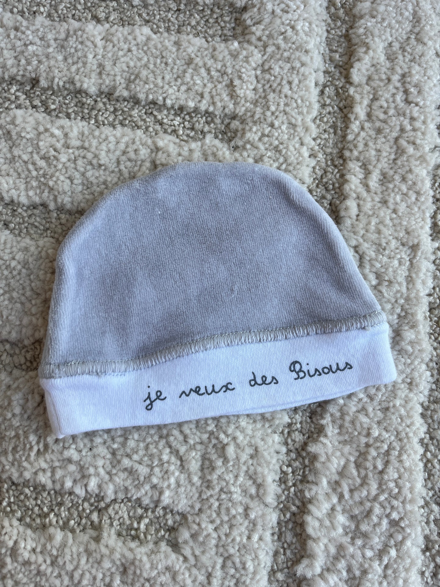 Bonnet en velours gris « je veux des bisous » - 0/1 mois