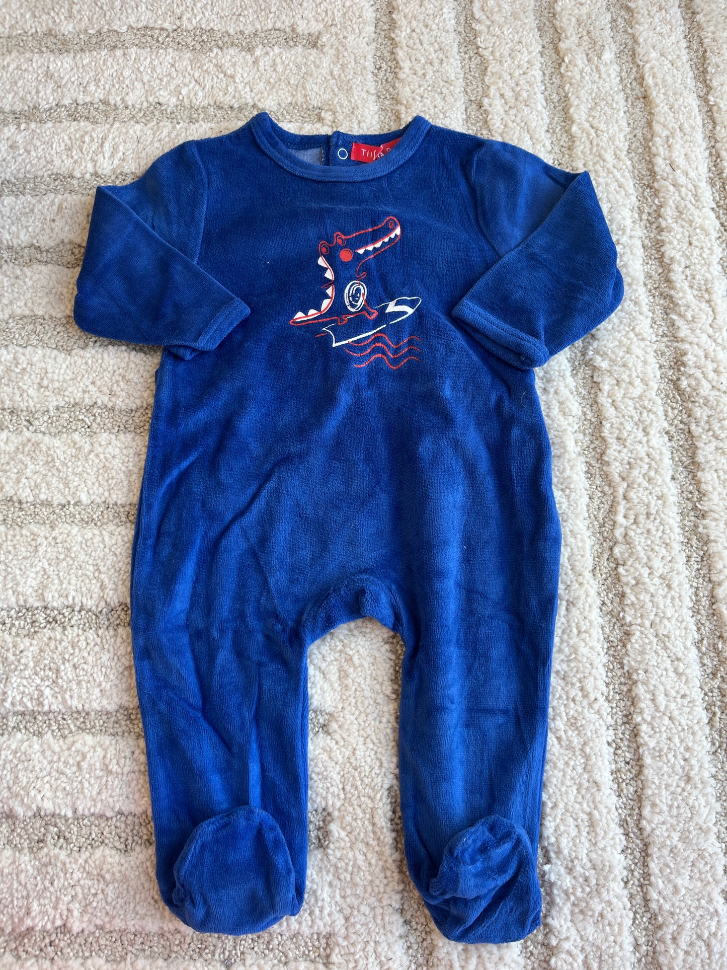 Pyjama velours bleu crocodile sur un skate - 6 mois