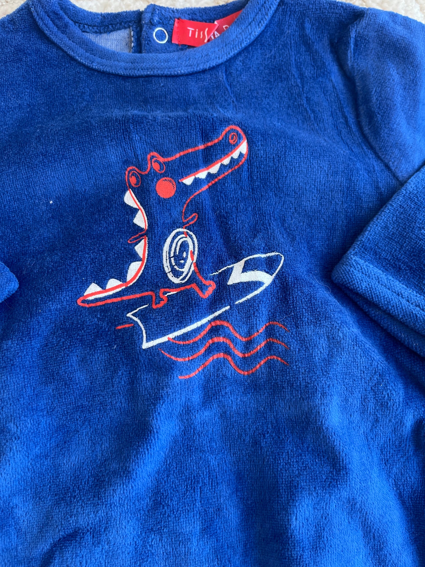 Pyjama velours bleu crocodile sur un skate - 6 mois
