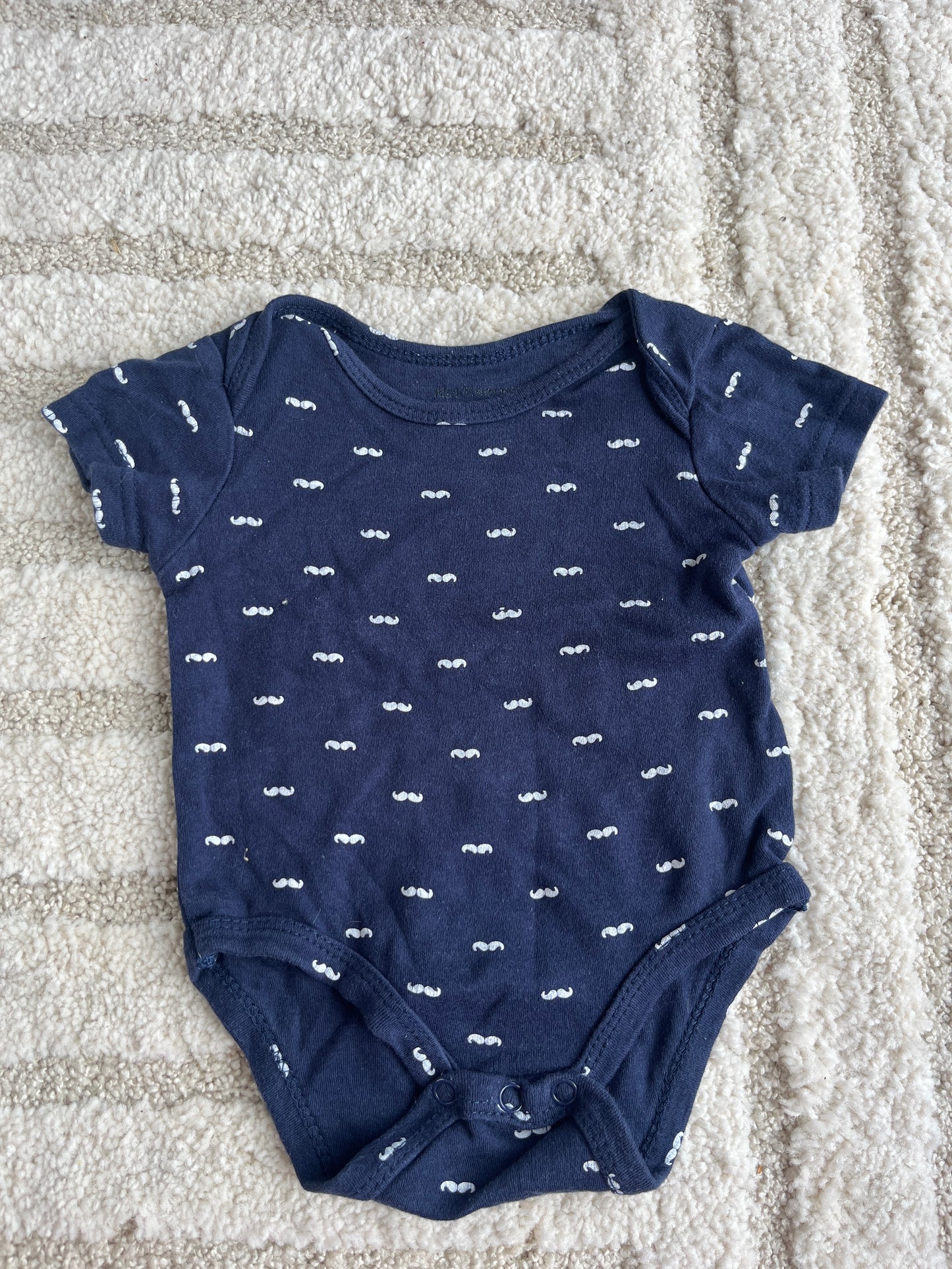 Body à manches courtes bleu motifs moustaches - 6 mois