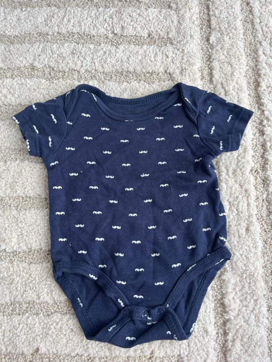 Body à manches courtes bleu motifs moustaches - 6 mois