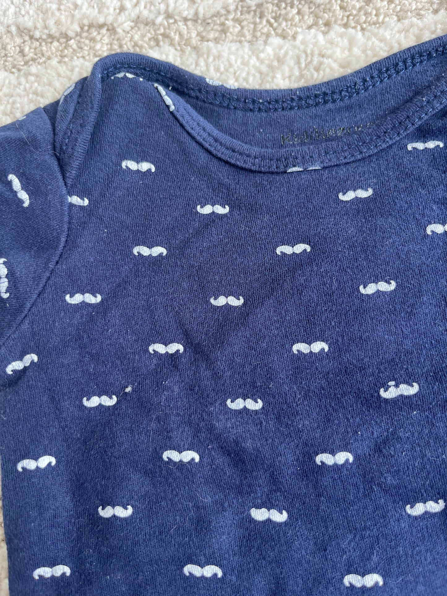 Body à manches courtes bleu motifs moustaches - 6 mois